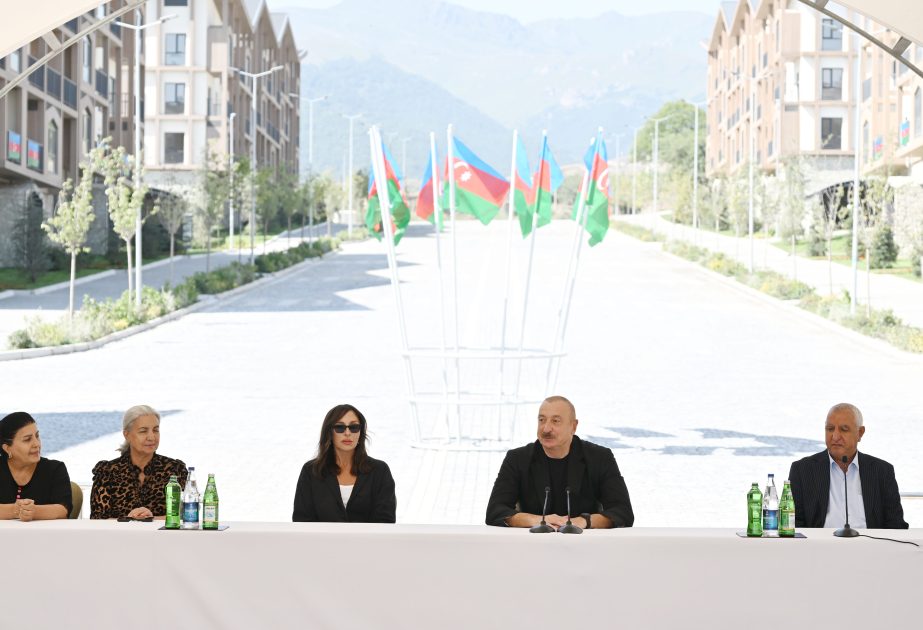 El Presidente Ilham Aliyev se reunió con los residentes de la ciudad de Kalbajar y les entregó las llaves de los apartamentos  ACTUALIZADO