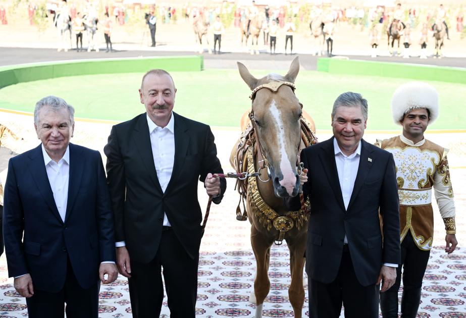 President Ilham Aliyev presented with Akhal-Teke horse VIDEO