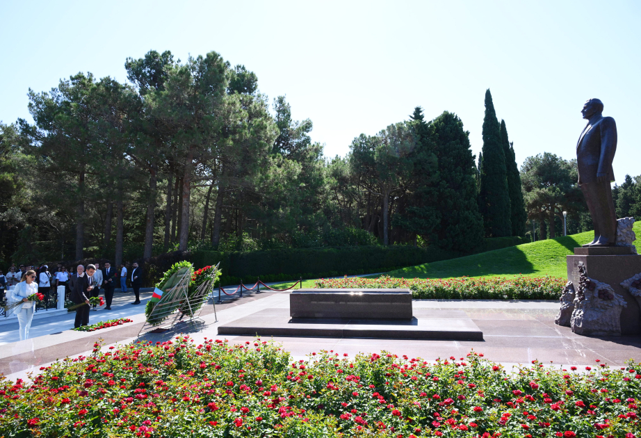 Participants of 2nd International Youth Forum on Multiculturalism visit tomb of National Leader Heydar Aliyev and Alley of Martyrs VIDEO