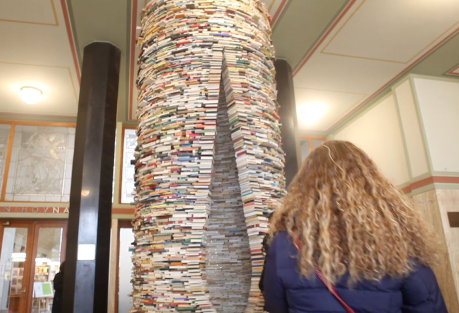 Prague : Caricaturistes sur le pont Charles et tour de livres dans la Bibliothèque municipale VIDEO
