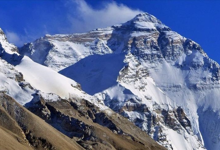 Qırğızıstanda dağın zirvəsində qalmış rusiyalı alpinistin axtarılması əməliyyatı dayandırılıb