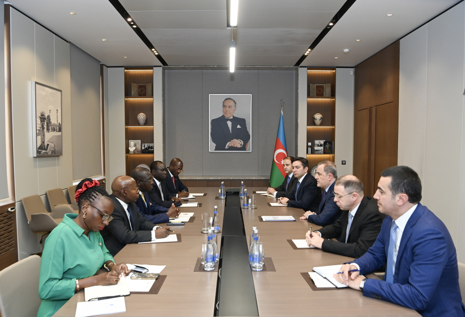 Se discuten los aspectos políticos, económicos y humanitarios de las relaciones entre Azerbaiyán y Uganda