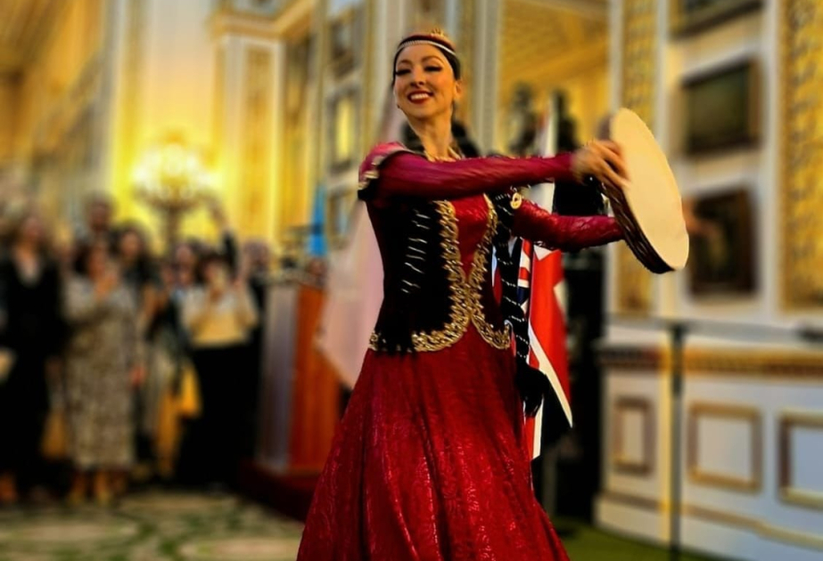 Azerbaiyana que enseña los bailes nacionales en el Reino Unido: “Aunque vivamos en otro país, siempre somos representantes de nuestra patria”