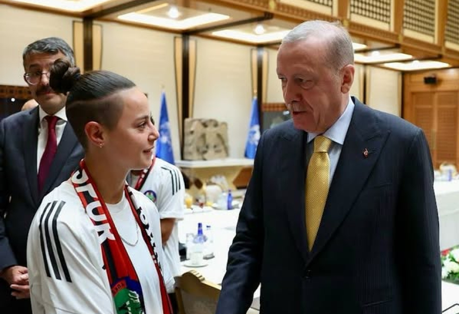 Recep Tayyip Erdogan rencontre l'équipe féminine Yüksekovaspor, qui compte aussi des footballeuses azerbaïdjanaises