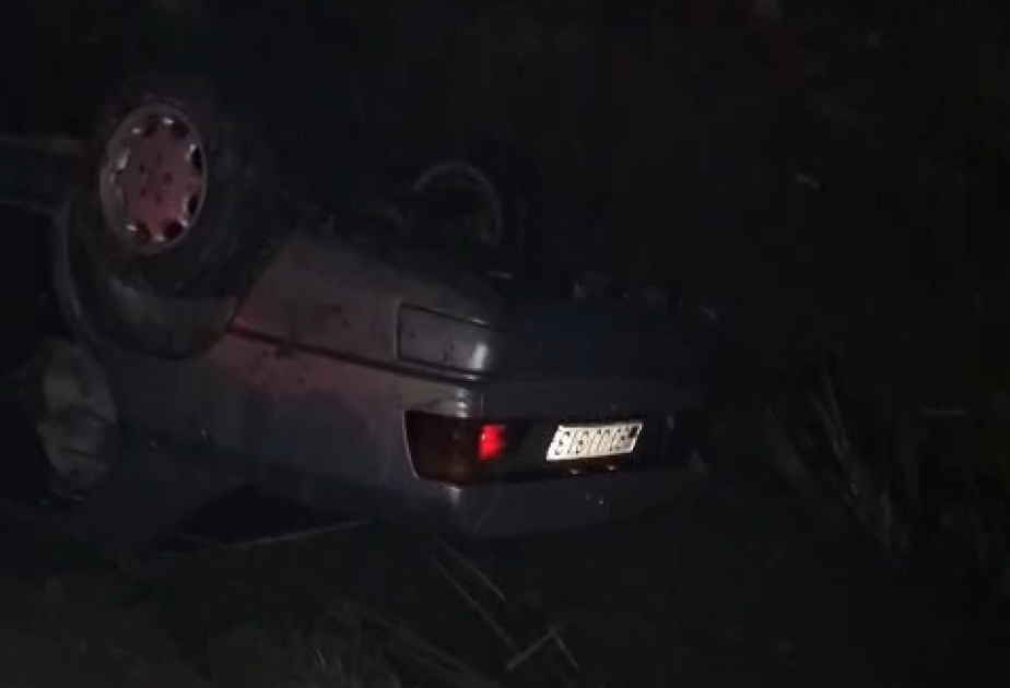 Salyanda avtomobil kanala aşıb, ölən və yaralananlar var