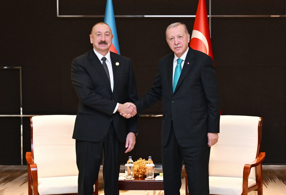 Präsident Aserbaidschans Ilham Aliyev trifft seinen türkischen Amtskollegen Recep Tayyip Erdoğan in Tianjin AKTUALISIERT VIDEO