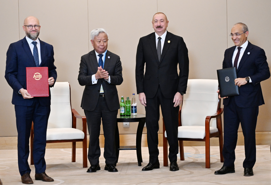 Präsident Ilham Aliyev trifft den Präsidenten der Asiatischen Infrastrukturinvestmentbank in Tianjin VIDEO