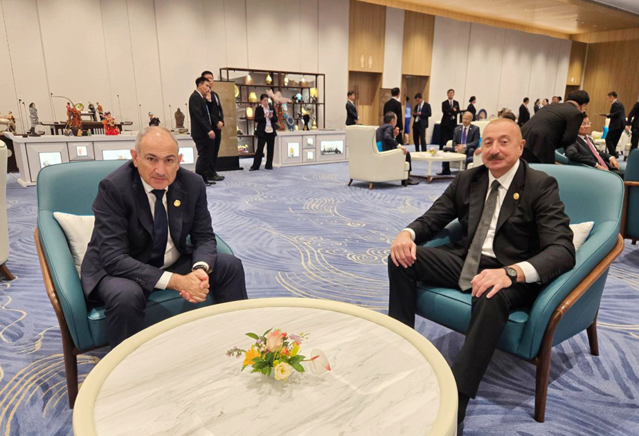 El Presidente de Azerbaiyán mantuvo una reunión con el Primer Ministro de Armenia