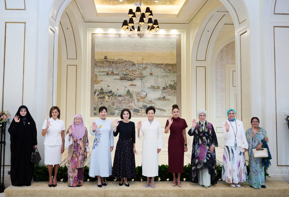 第一夫人梅赫丽班·阿利耶娃同出席2025年上合峰会各方领导人夫人游览天津海河