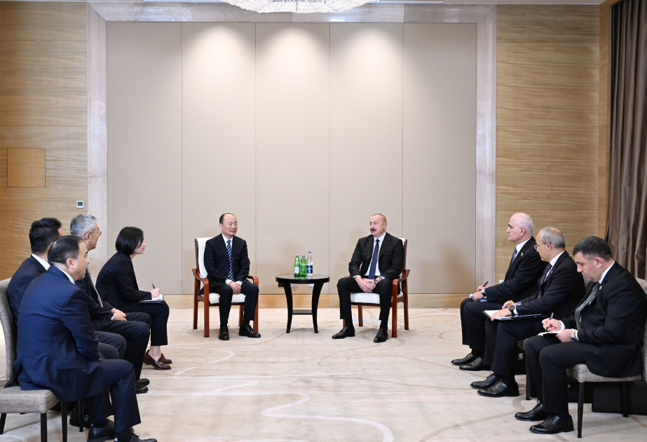 Präsident Ilham Aliyev trifft Vorstandsvorsitzenden der China National Chemical Engineering Corporation Limited in Tianjin VIDEO
