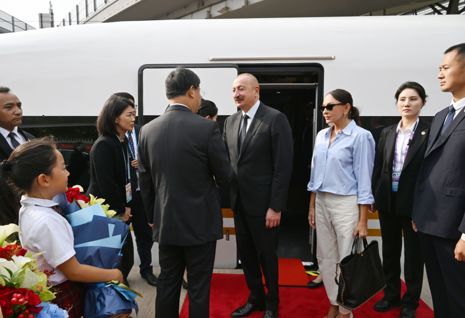 Aserbaidschans Präsident Ilham Aliyev ist mit der Bahn aus Tianjin im Peking eingetroffen VIDEO