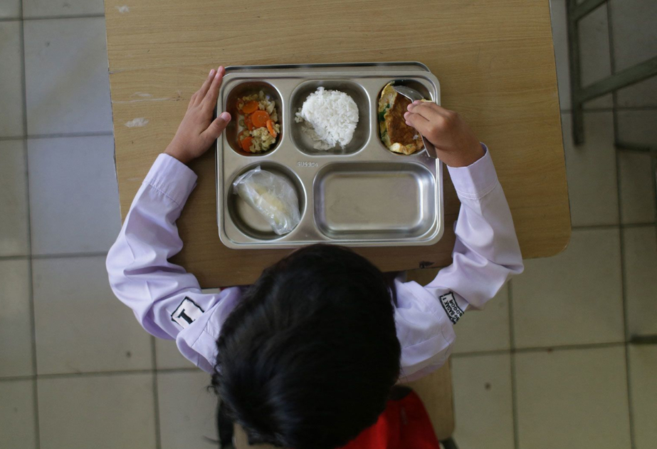 Some 400 Indonesian school children fall ill after eating free school meals