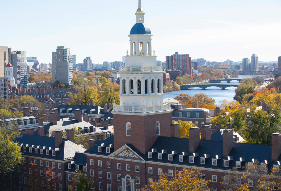 Məhkəmə Harvard Universitetinin maliyyələşməsini bərpa edib