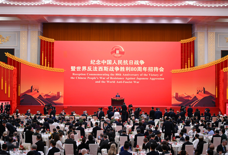 为参加阅兵的各国代表团团长及配偶举行招待会 阿塞拜疆总统伊利哈姆·阿利耶夫出席招待会