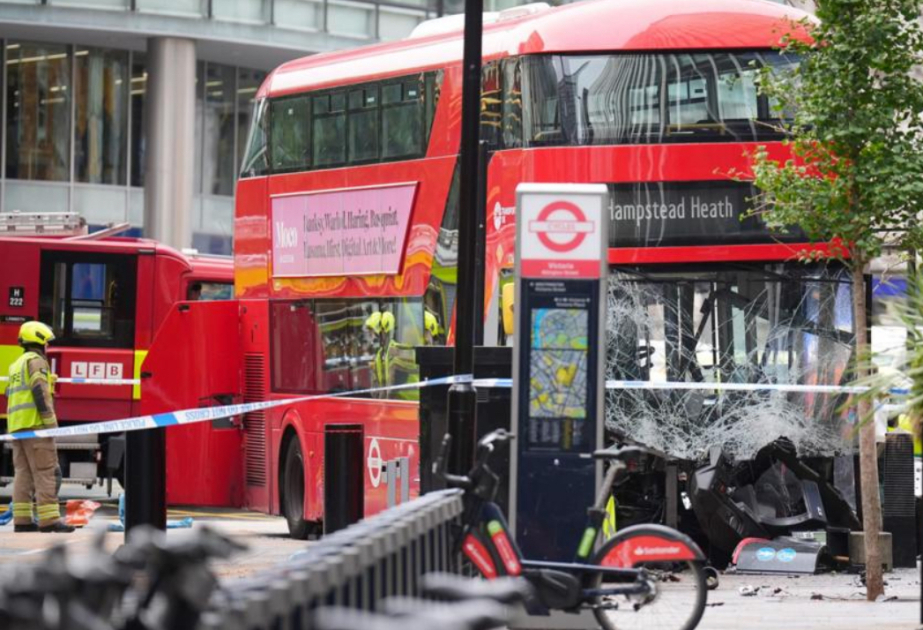 Londonda avtobus səkidəki piyadaları vurub