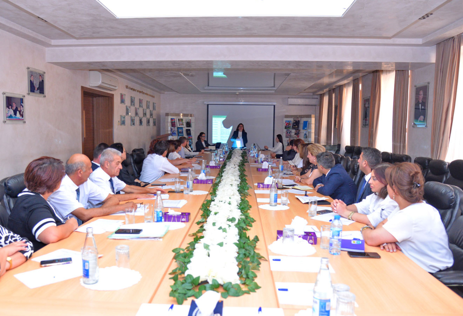 Təhsil işçilərinin sentyabr konfransı çərçivəsində dəyirmi masalarda müzakirələr aparılıb