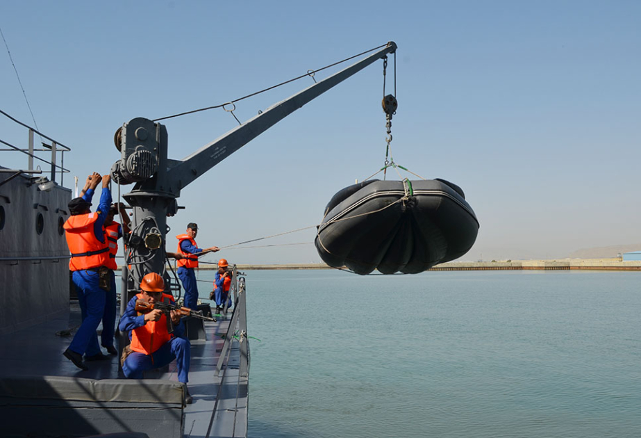 تدريبات في القوات البحرية الأذربيجانية لمواجهة التخريب تحت الماء وتعزيز الصمود في المرسى