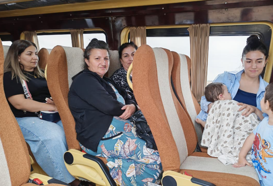 15 Familien erhalten Schlüssel zu ihren neuen Häusern im Dorf Khanyurdu im Bezirk Chodschali