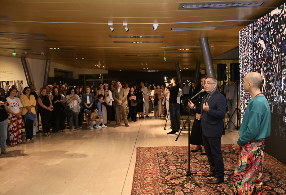 Inaugurada en el Museo Nacional de la Alfombra de Azerbaiyán la exposición “Faig Ahmed: Época 2011–2024”