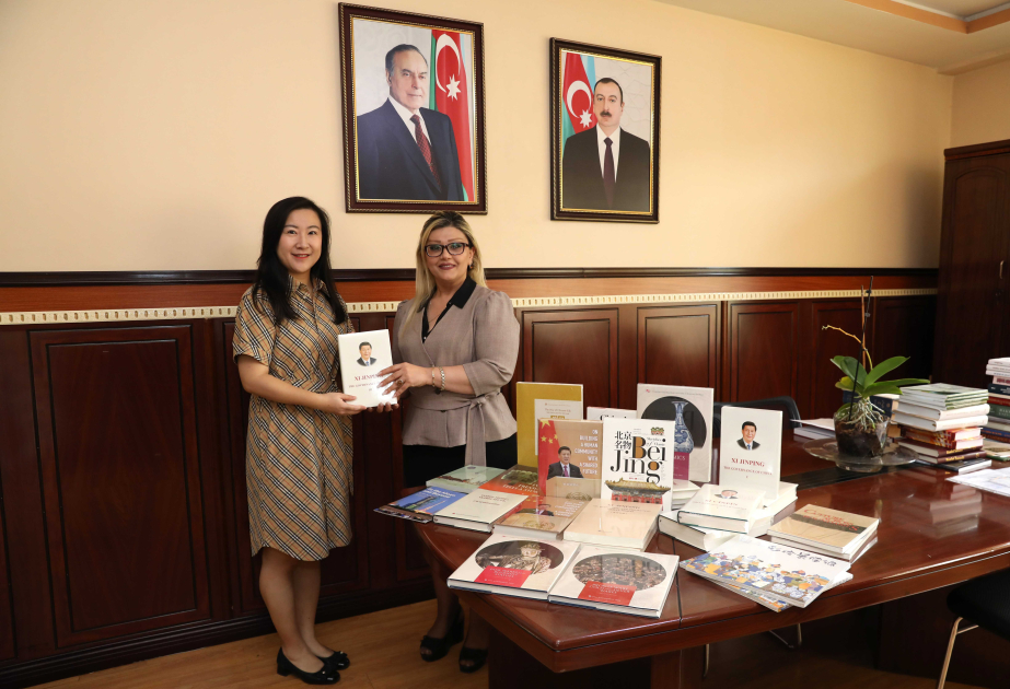 Посол Китая передала книги в дар Научной библиотеке БГУ