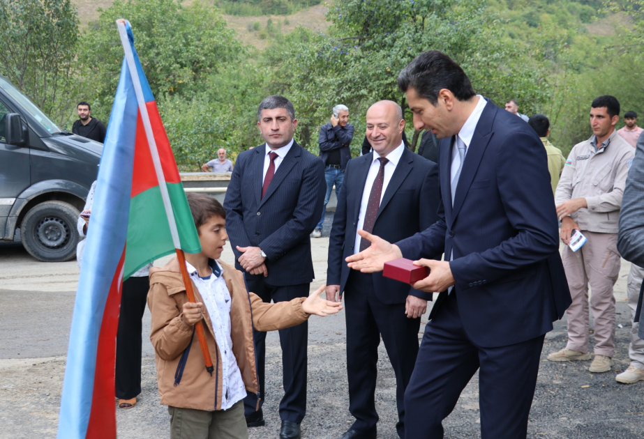 Aserbaidschan siedelt erste Gruppe von Bewohnern ins Dorf Badara im Bezirk Chodschali und in die Siedlung Hadrut im Rayon Chodschawänd um