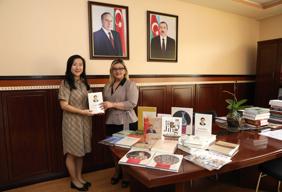 La Embajadora china dona 28 libros a la Universidad Estatal de Bakú
