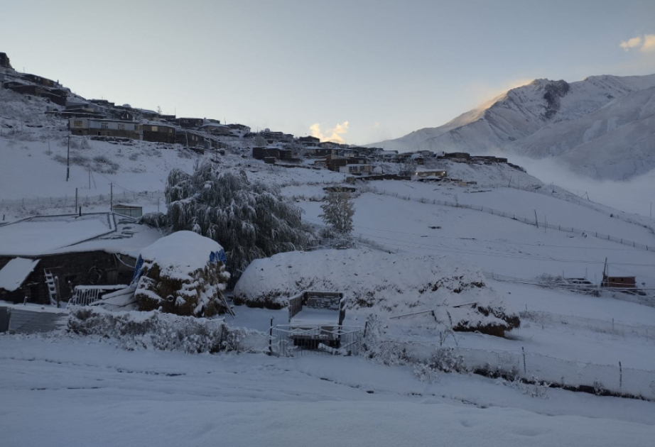 Es schneit in Khinalig