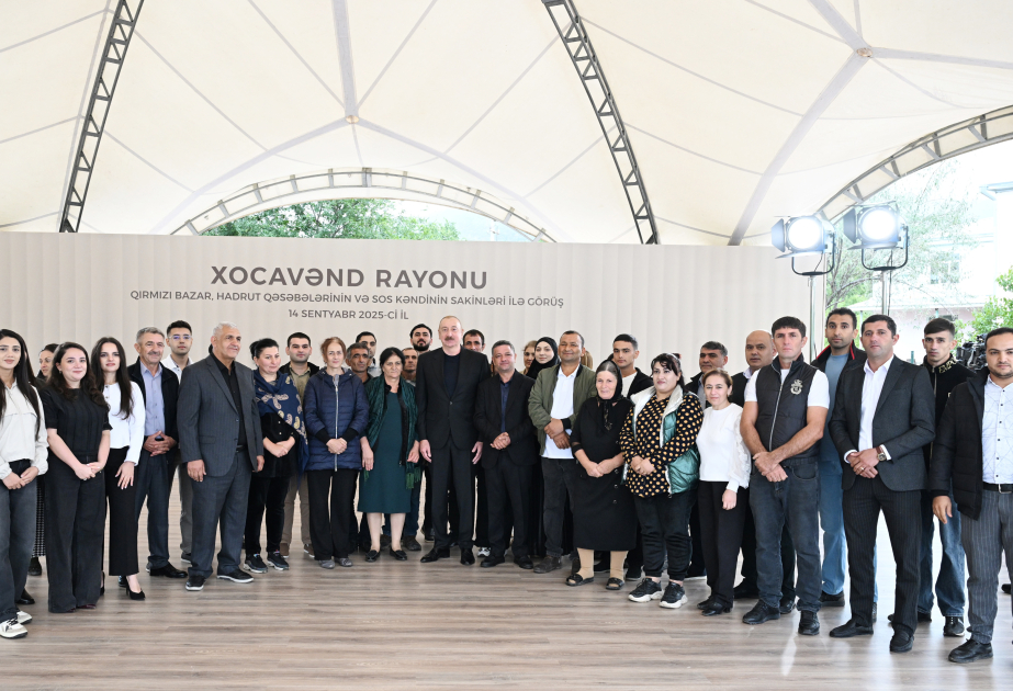 El Presidente Ilham Aliyev se reunió con los residentes de los asentamientos Girmizi Bazar, Hadrut y la aldea Sos