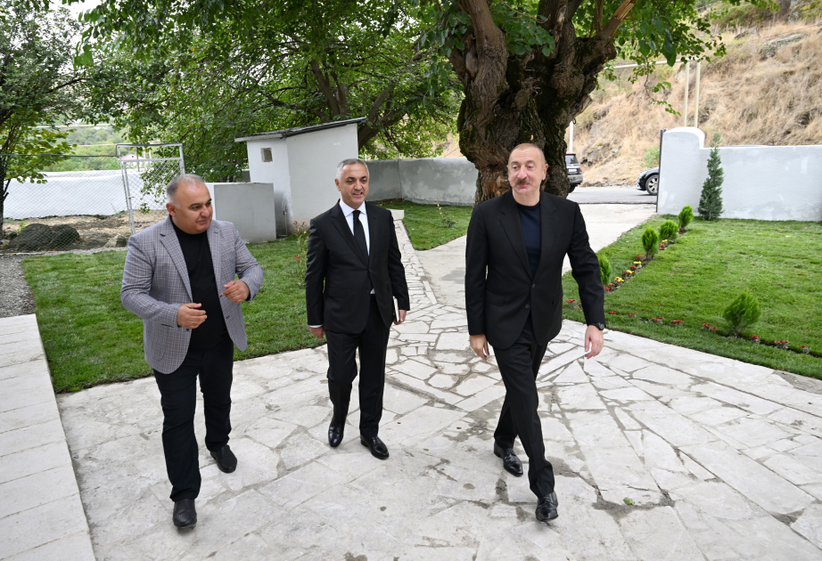 Präsident Ilham Aliyev besucht Dorf Schuschakend im Rayon Chodschali VIDEO