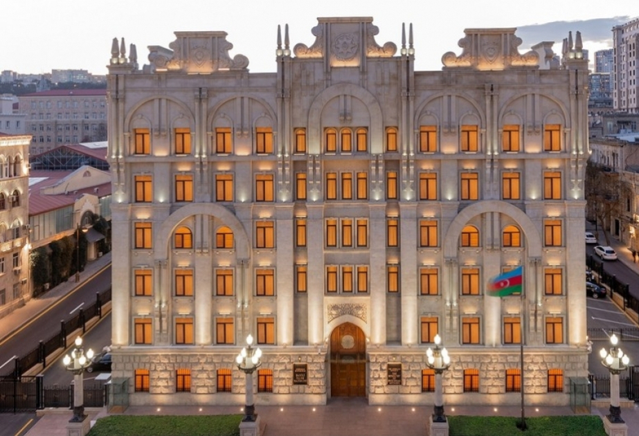 Armenian-origin resident of Khankendi city shows armed resistance to police