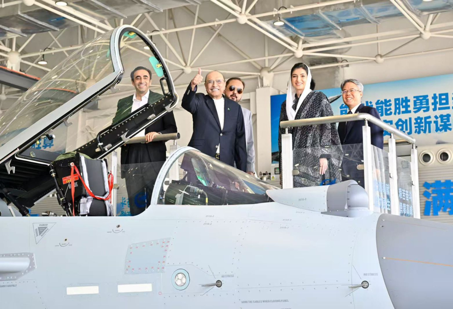 Pakistan’s President makes historic first visit by foreign leader to AVIC’s advanced aircraft complex in China
