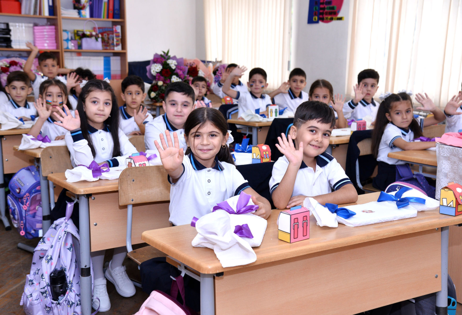 Paytaxt məktəblərində Bilik Günü qeyd olunub