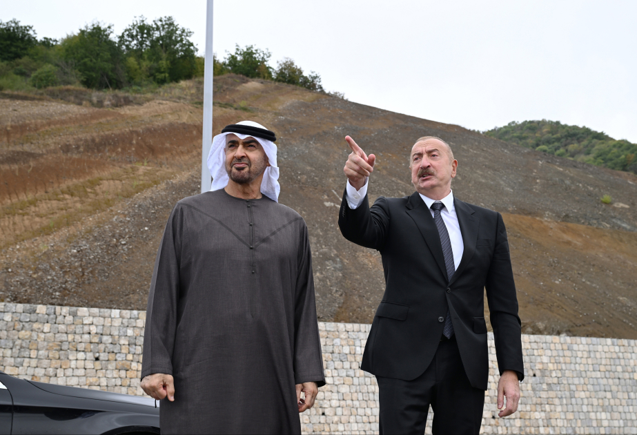 Les présidents azerbaïdjanais et émirien posent pour une photo avec le village de Dachalty en arrière-plan VIDEO