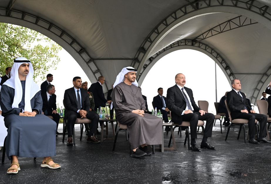 Präsidenten Ilham Aliyev und Scheich Mohamed bin Zayed Al Nahyan verfolgen Show der Karabach-Pferde AKTUALISIERT VIDEO