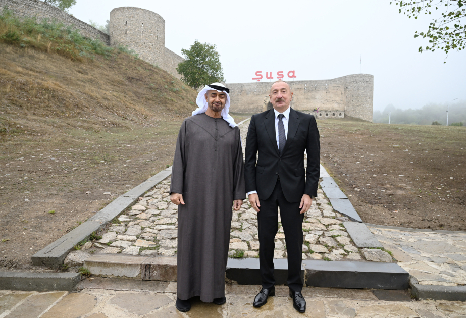 Präsidenten Aserbaidschans und der Vereinigten Arabischen Emirate lassen sich vor der Festung Schuscha fotografieren VIDEO