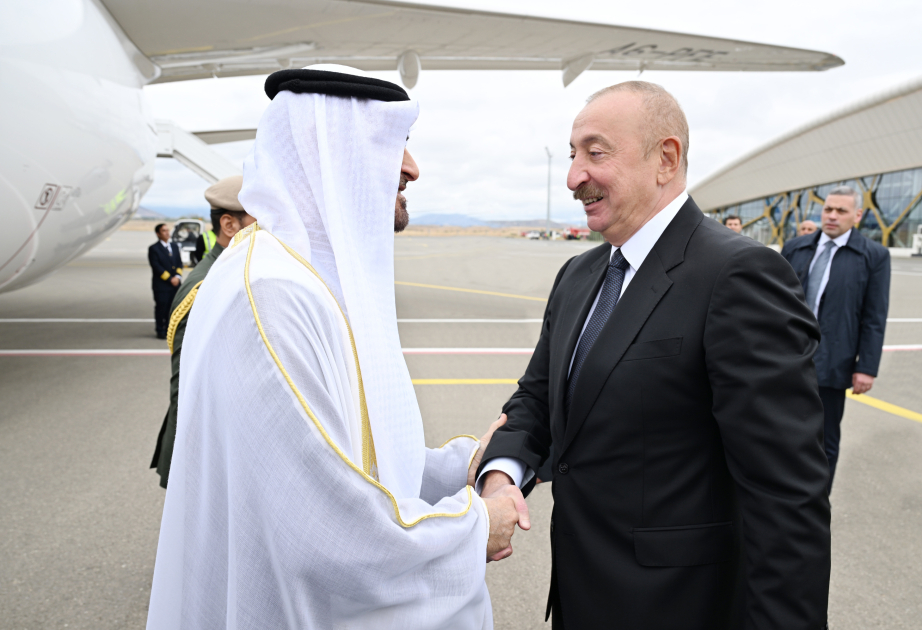 阿联酋总统抵达阿塞拜疆进行正式访问