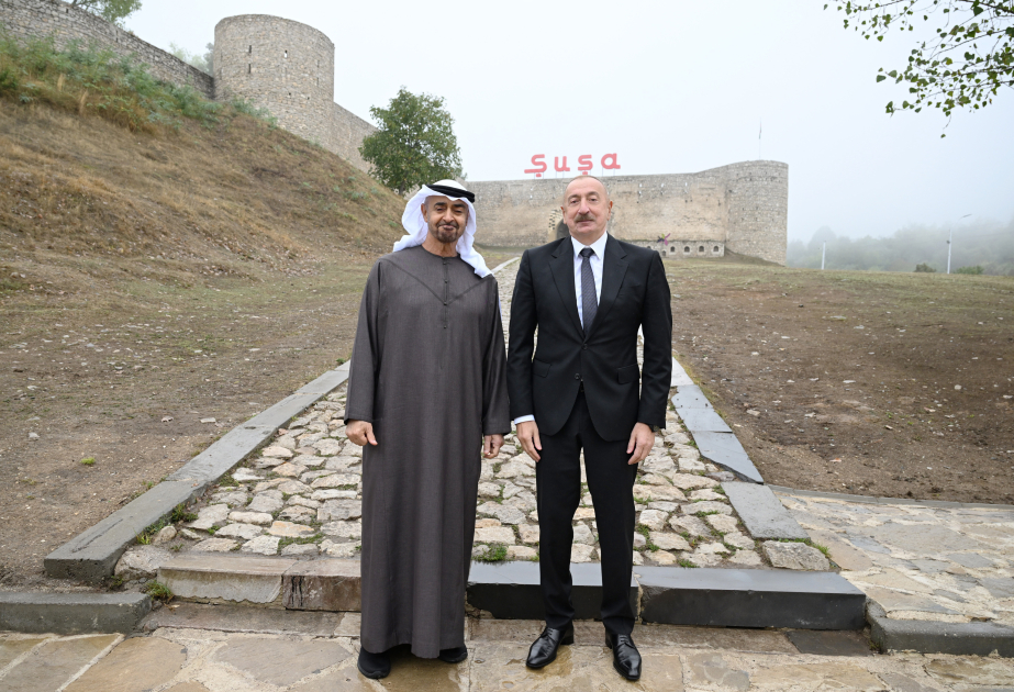 阿塞拜疆和阿联酋两国总统在舒沙堡垒前合影