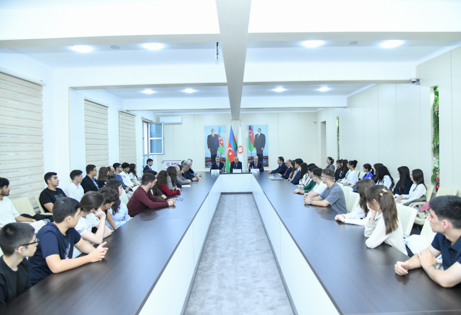 Rektor bu il yüksək balla BMU-ya qəbul olan tələbələrlə görüşüb