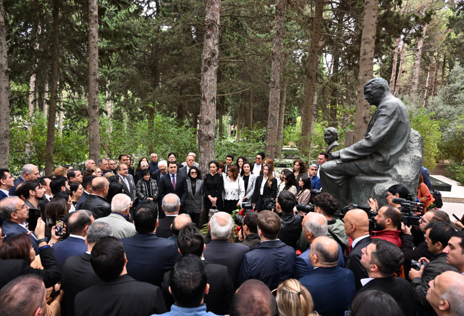 Milli Musiqi Günündə Üzeyir Hacıbəylinin məzarı ziyarət olunub VİDEO