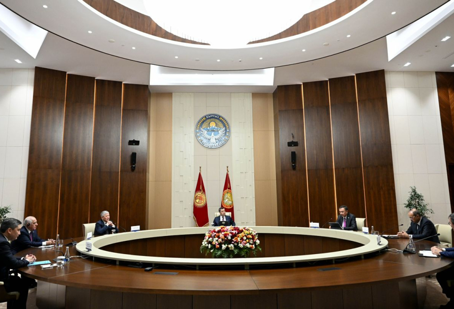 Le Premier ministre Ali Assadov s’entretient avec le président kirghiz Sadyr Japarov