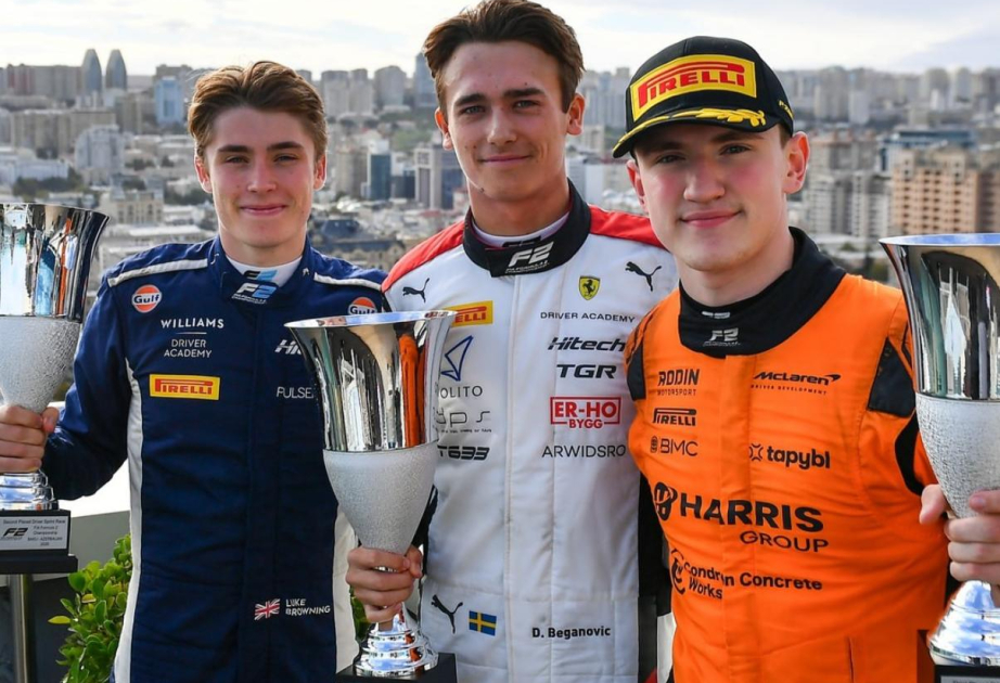 Le vainqueur de la course Sprint du Grand Prix d'Azerbaïdjan de Formule 2 récompensé à Bakou