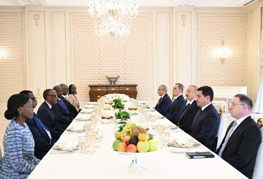 午餐期间，阿塞拜疆总统伊利哈姆·阿利耶夫与卢旺达总统举行扩大会晤