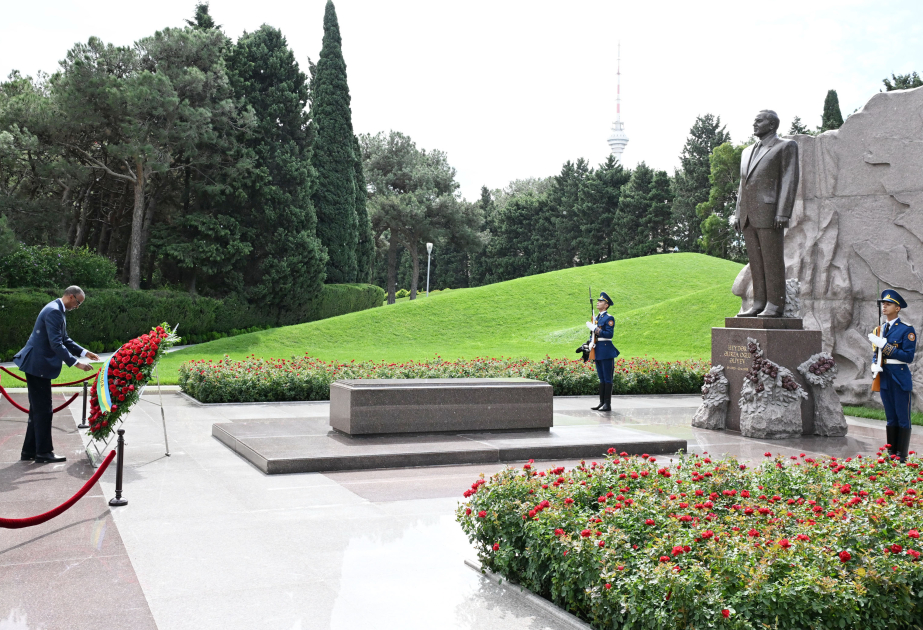 卢旺达总统保罗·卡加梅在名人陵园拜谒伟大领袖盖达尔·阿利耶夫墓