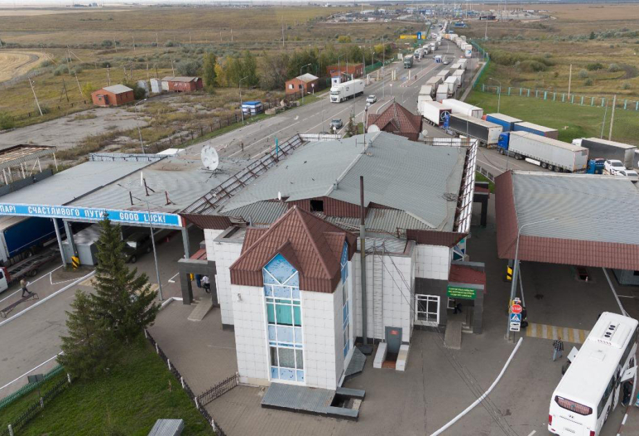 На казахстанско-российской границе зафиксированы массовые скопления транспорта