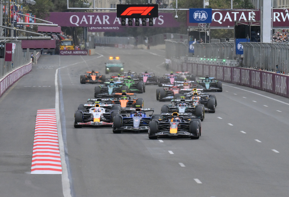 Ha comenzado la carrera principal del Gran Premio de Azerbaiyán de Fórmula 1
