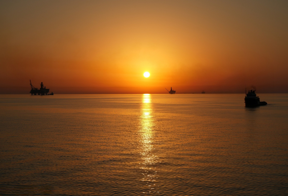 Azerbaijani oil price sees modest decrease