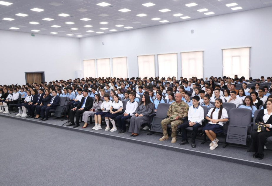 BSU-nun rektoru şagirdlərlə “Yeni dövrün Azərbaycanı” mövzusunda növbəti görüş keçirib