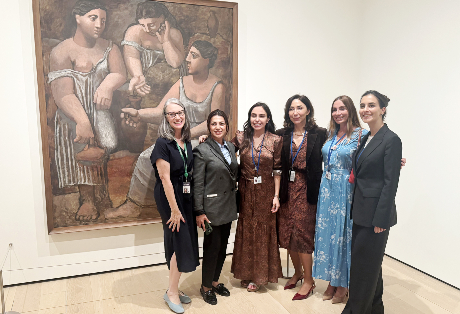 Leyla Aliyeva et Arzou Aliyeva visitent le Musée d'art moderne de New York