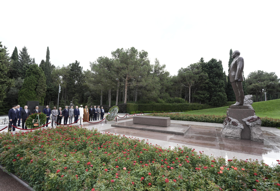 Delegaciones de la OIC visitan la tumba del Líder Nacional Heydar Aliyev y el Callejón de los Mártires