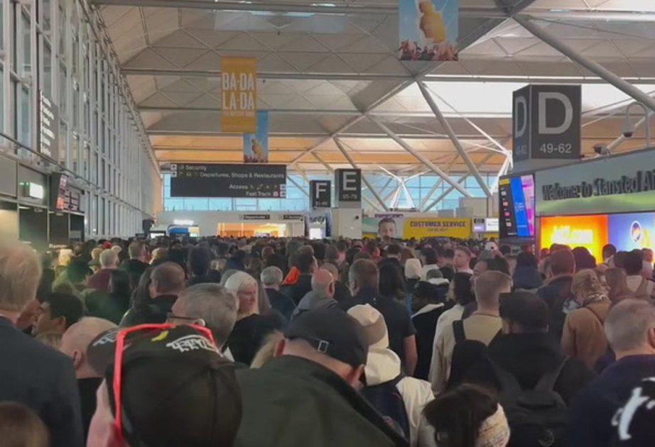 İngiltərənin Stansted hava limanında baş vermiş yanğın xaosa səbəb olub
